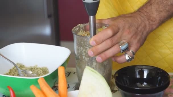 年轻厨师在准备蔬菜冰沙在一个大型的商业厨房的制服 — 图库视频影像