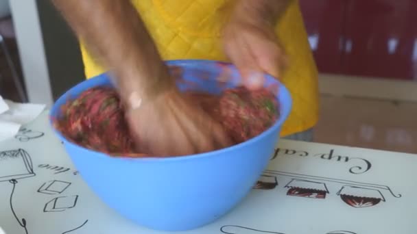 Mann kocht Abendbrot, dreht vegetarische Frikadellen in die Pfanne. — Stockvideo