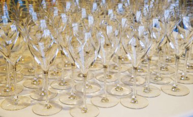 Raf temiz ve beyaz arka plan üzerinde şarap bardakları kapatın.