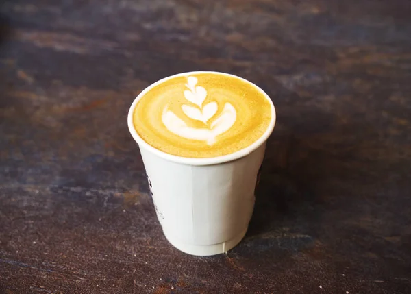 Papieren kopje koffie take-away, top uitzicht. Houten tafel en plaats voor tekst — Stockfoto