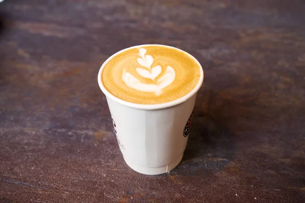 Kağıt bardak kahve take-away, en iyi görünüm. Ahşap masa ve metin için yer