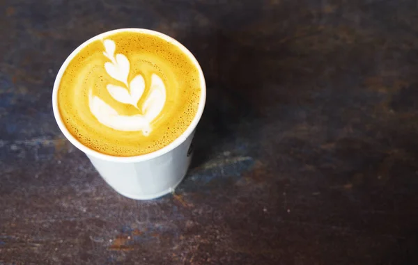 Papieren kopje koffie take-away, top uitzicht. Houten tafel en plaats voor tekst — Stockfoto