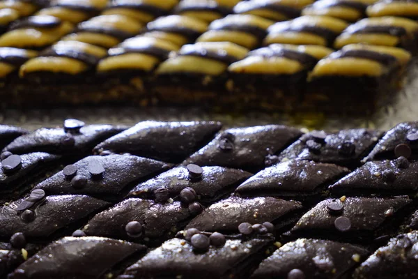 Orientální sladkosti - barevné kousky baklavy. Turecké požitky. Detailní záběr. Selektivní zaměření. — Stock fotografie