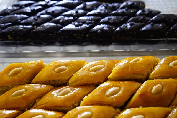 Doces orientais - partes coloridas de baklava. Delícias turcas. Fecha a porta. Foco seletivo . — Fotografia de Stock