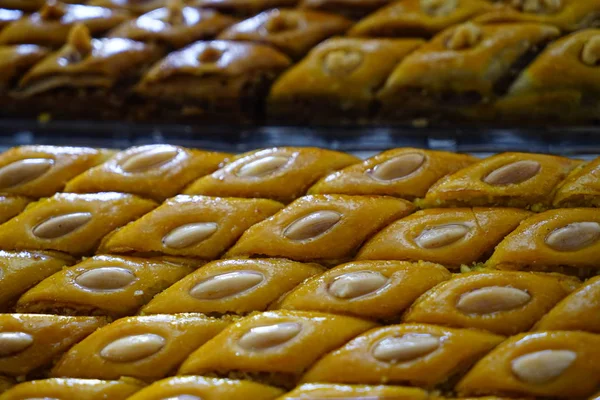 Orientální sladkosti - barevné kousky baklavy. Turecké požitky. Detailní záběr. Selektivní zaměření. — Stock fotografie