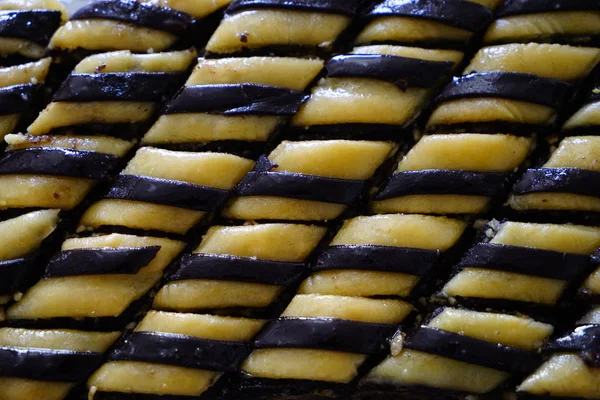 Oosterse zoetigheden - kleurrijke stukken baklava. Turkse lekkernijen. Een close-up. Selectieve focus. — Stockfoto