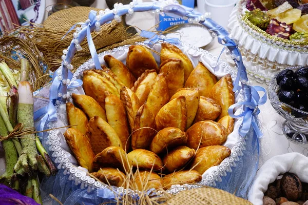 Orientální sladkosti - barevné kousky baklavy. Turecké požitky. Detailní záběr. Selektivní zaměření. — Stock fotografie