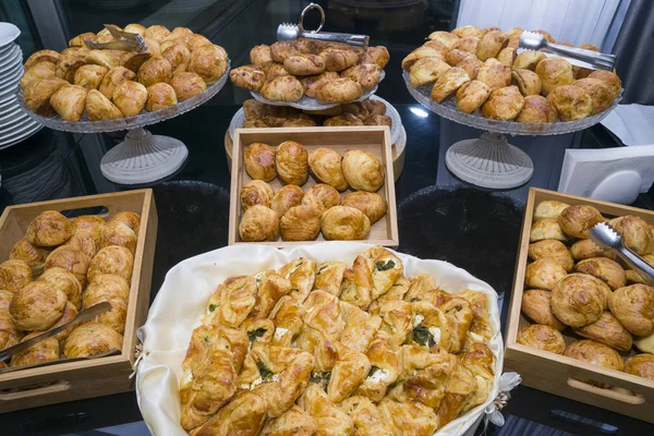 Orientalische Süßigkeiten - bunte Baklava-Stücke. Türkische Köstlichkeiten. Nahaufnahme. Selektiver Fokus. — Stockfoto