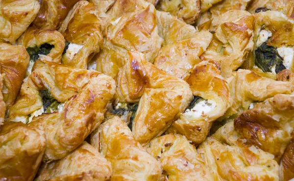 Oosterse zoetigheden - kleurrijke stukken baklava. Turkse lekkernijen. Een close-up. Selectieve focus. — Stockfoto