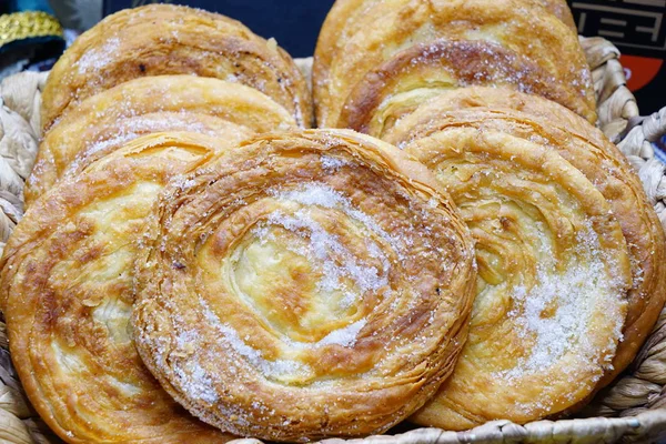 Doces orientais - partes coloridas de baklava. Delícias turcas. Fecha a porta. Foco seletivo . — Fotografia de Stock