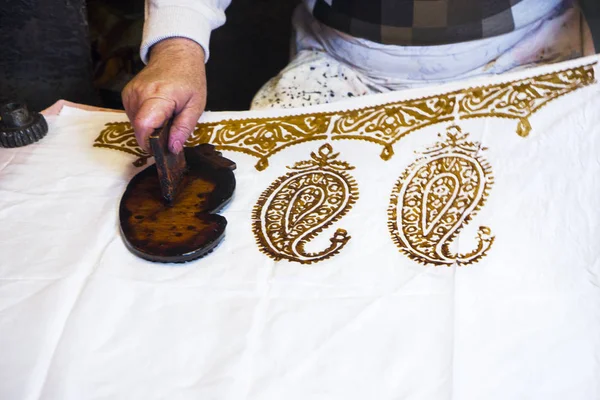 Erkek usta oryantal, Türk ipek kadın şalları, doku, arka plan, desen üzerine desenler koyar. Kadın başörtüsü, şal. Parlak renkler. Şal desenli. Hint teması. Giysiler için kumaş Kumaş 100 ipek.