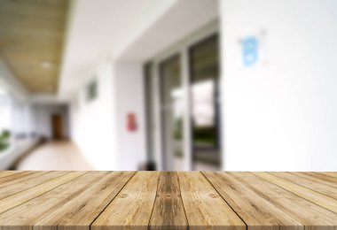 Evin bulanık koridoru, geçidi ve avlusuna karşı ahşap masa üstü. Ürün görüntüleme montajı veya tasarımı için görüntünün kilit noktasıdır..