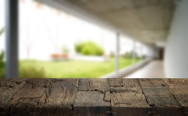 Wooden brown table top against the blurred corridor, passage and courtyard of the house .For product display montage or design is the key visual of the layout. — Stock Photo, Image