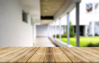 Evin bulanık koridoru, geçidi ve avlusuna karşı ahşap masa üstü. Ürün görüntüleme montajı veya tasarımı için görüntünün kilit noktasıdır..
