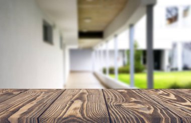 Evin bulanık koridoru, geçidi ve avlusuna karşı ahşap masa üstü. Ürün görüntüleme montajı veya tasarımı için görüntünün kilit noktasıdır..