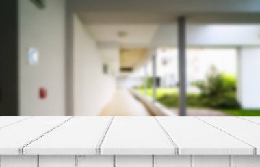 Bulanık binadaki ahşap beyaz masa arkaplan ofis binası. Montaj ürünü görüntüleme ve tasarım için görsel anahtar düzeni.