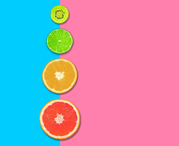 柑橘类水果，柚子片，橙子，柠檬和猕猴桃粉蓝色背景。健康食品概念。 平躺在床上 顶部视图. — 图库照片