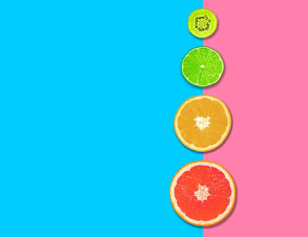 Citrinos, fatias de toranja, laranja, limão e kiwi rosa fundo azul. Conceito de comida saudável. Deitado. Vista superior . — Fotografia de Stock