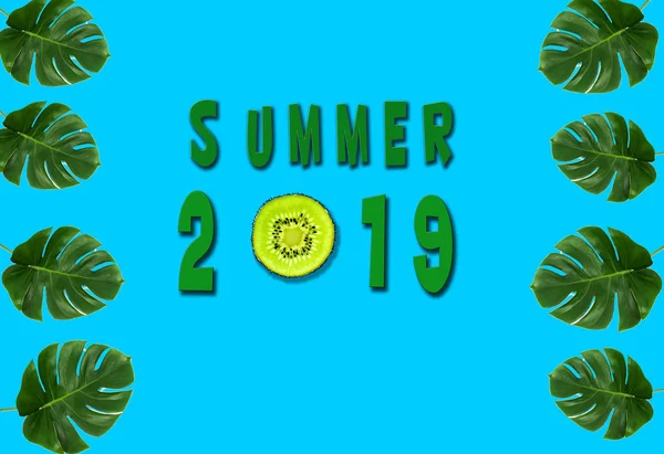 Zomer 2019 concepten met tekst en groen oranje fruit op blauwe achtergrond.vakantie idee afbeelding. — Stockfoto