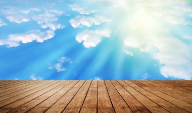 Beyaz bulutlu mavi gökyüzüne karşı kahverengi ahşap masa, montaj ürünü görüntüsü veya anahtar görsel düzeni için.