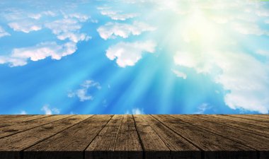 Beyaz bulutlu mavi gökyüzüne karşı kahverengi ahşap masa, montaj ürünü görüntüsü veya anahtar görsel düzeni için.