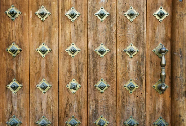 Zamknięte podwójne drewniane drzwi z okrągłymi uchwytami z żelaza. — Zdjęcie stockowe