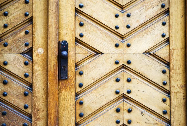 Puertas de madera dobles cerradas con asas redondas de hierro . — Foto de Stock