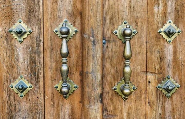 Puertas de madera dobles cerradas con asas redondas de hierro . — Foto de Stock