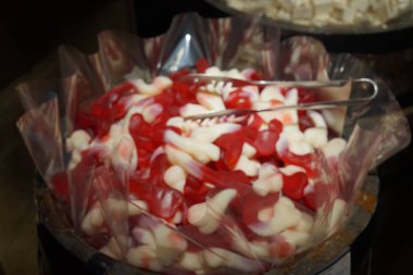 Mağazadaki tankta farklı sakızlar var..