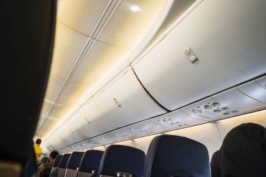 yolcular için kabinde tavanda uçakta farklı düğmeler.