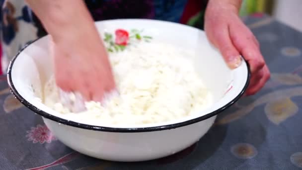 Una mujer prepara turcos, orientales, pasteles nacionales de carne, gutabs en la cocina . — Vídeo de stock