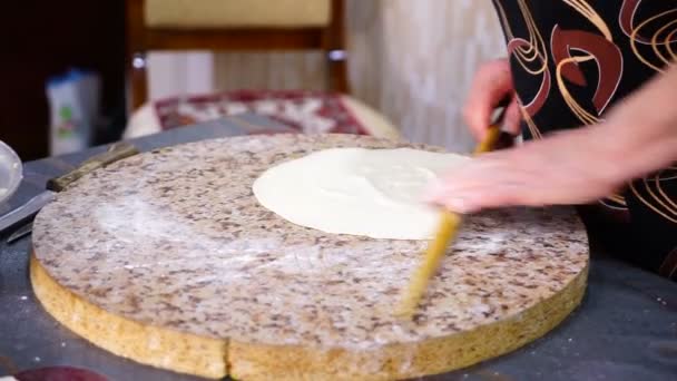 Een vrouw bereidt Turkse, Oosterse, nationale vleespasteitjes, gutabs in de keuken. — Stockvideo