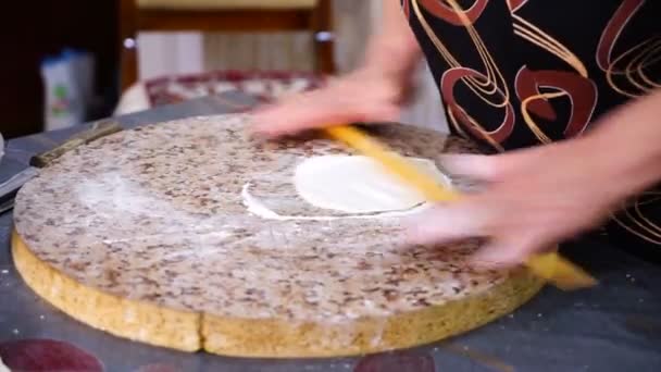 A woman prepares Turkish, Oriental, national meat pies, gutabs in the kitchen. — Stock Video