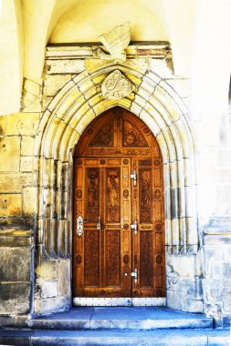 Kapalı eski kahverengi kapı, demir saplı kapı..