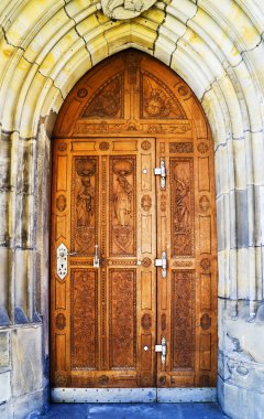 Kapalı eski kahverengi kapı, demir saplı kapı..