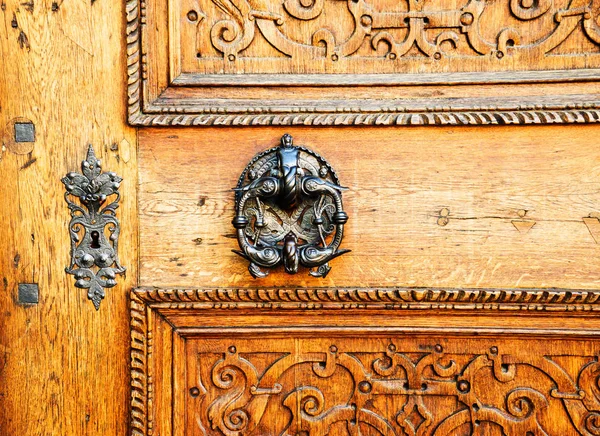 Kapalı eski kahverengi kapı, demir saplı kapı..