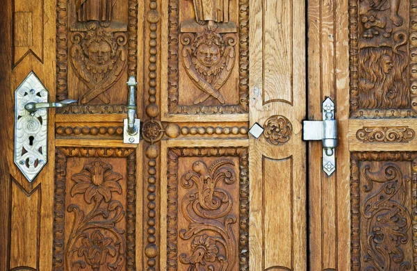 Porta marrom velho fechado, portão com alças de ferro . — Fotografia de Stock