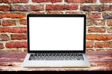 Bulanık tuğla duvar arka plan ile ahşap raflar boş ekran laptop. Görünümünde, ürün montaj koymak. İş kavramı