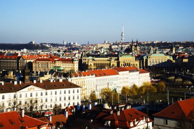 Çek Cumhuriyeti 'nin Prag şehrinin en tepedeki manzaralı kırmızı çatıları. Prag şehrinin terracotta çatı kiremitli havadan görünüşü, Prag, Çek. Prag 'da terasotta çatıları olan eski kasaba mimarisi