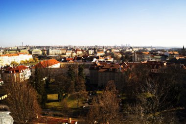 Çek Cumhuriyeti 'nin Prag şehrinin en tepedeki manzaralı kırmızı çatıları. Prag şehrinin terracotta çatı kiremitli havadan görünüşü, Prag, Çek. Prag 'da terasotta çatıları olan eski kasaba mimarisi