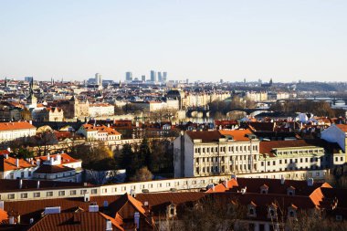 Çek Cumhuriyeti 'nin Prag şehrinin en tepedeki manzaralı kırmızı çatıları. Prag şehrinin terracotta çatı kiremitli havadan görünüşü, Prag, Çek. Prag 'da terasotta çatıları olan eski kasaba mimarisi