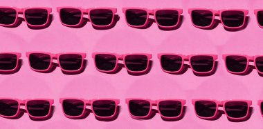 Pastel pembe arka plan üzerinde pembe güneş gözlüğü desen. Minimal yaz konsepti. İzometrik baskı