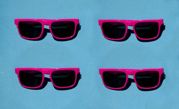 パステルの背景にピンクのサングラスパターン。最小限の夏のコンセプト。アイソメトリック｜print — ストック写真
