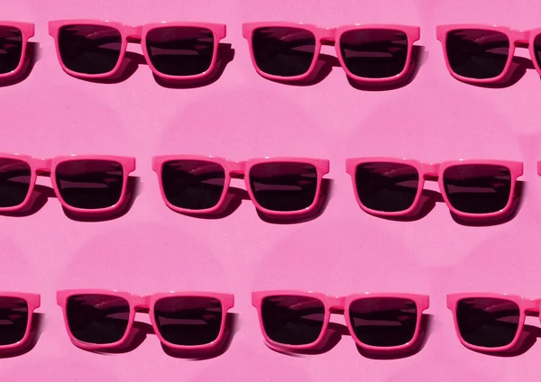 Occhiali da sole rosa modello su sfondo rosa pastello. Concetto estivo minimo. Stampa isometrica — Foto Stock