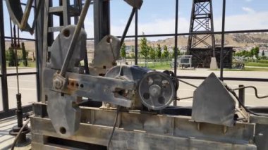 Petrol pompaları tarlada çalışıyor. Metal petrol kuyusu çalışıyor, petrol pompalıyor, kapatılıyor..