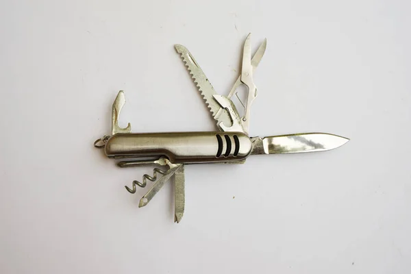白い背景にステンレス鋼の小さなポケットペンナイフ。現代折りたたみナイフ — ストック写真