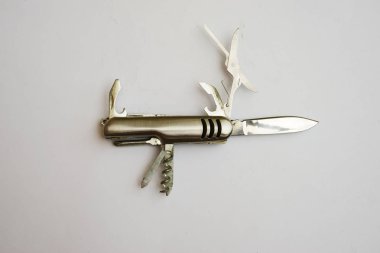 beyaz bir arka plan üzerinde paslanmaz çelik küçük cep penknife. Modern katlanır bıçak