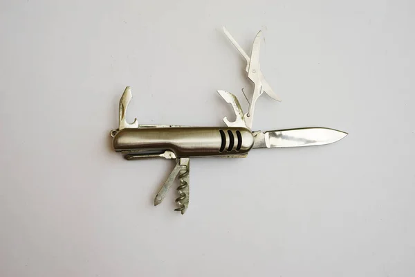Kleines Taschenmesser aus Edelstahl auf weißem Hintergrund. modernes Klappmesser — Stockfoto
