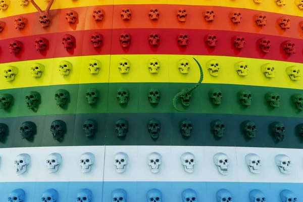 Een verzameling van veelkleurige schedels in een lijn. Halloween concept. — Stockfoto