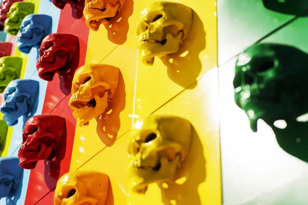 Une collection de crânes multicolores disposés en ligne. Concept Halloween . — Photo